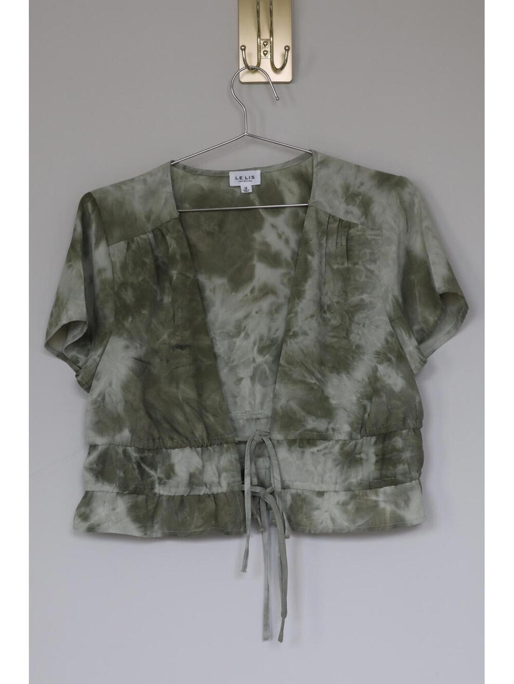 Le Lis Collection blouse features a tie-front closure size Medium